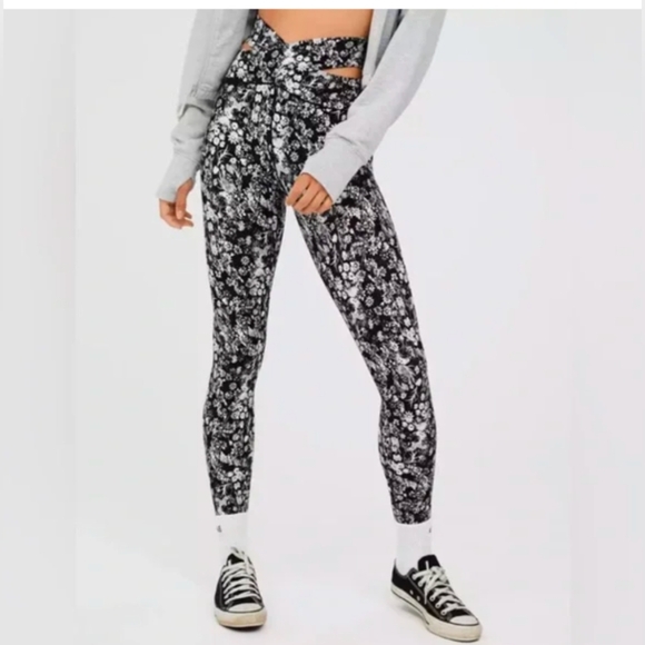 Floral Black and White Leggings - Picture 1 of 11